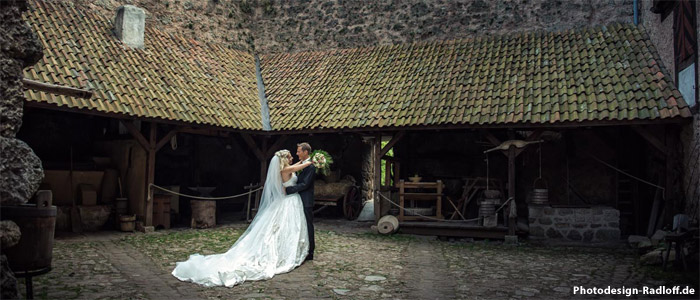 Hochzeitspaar im Hof der Burg